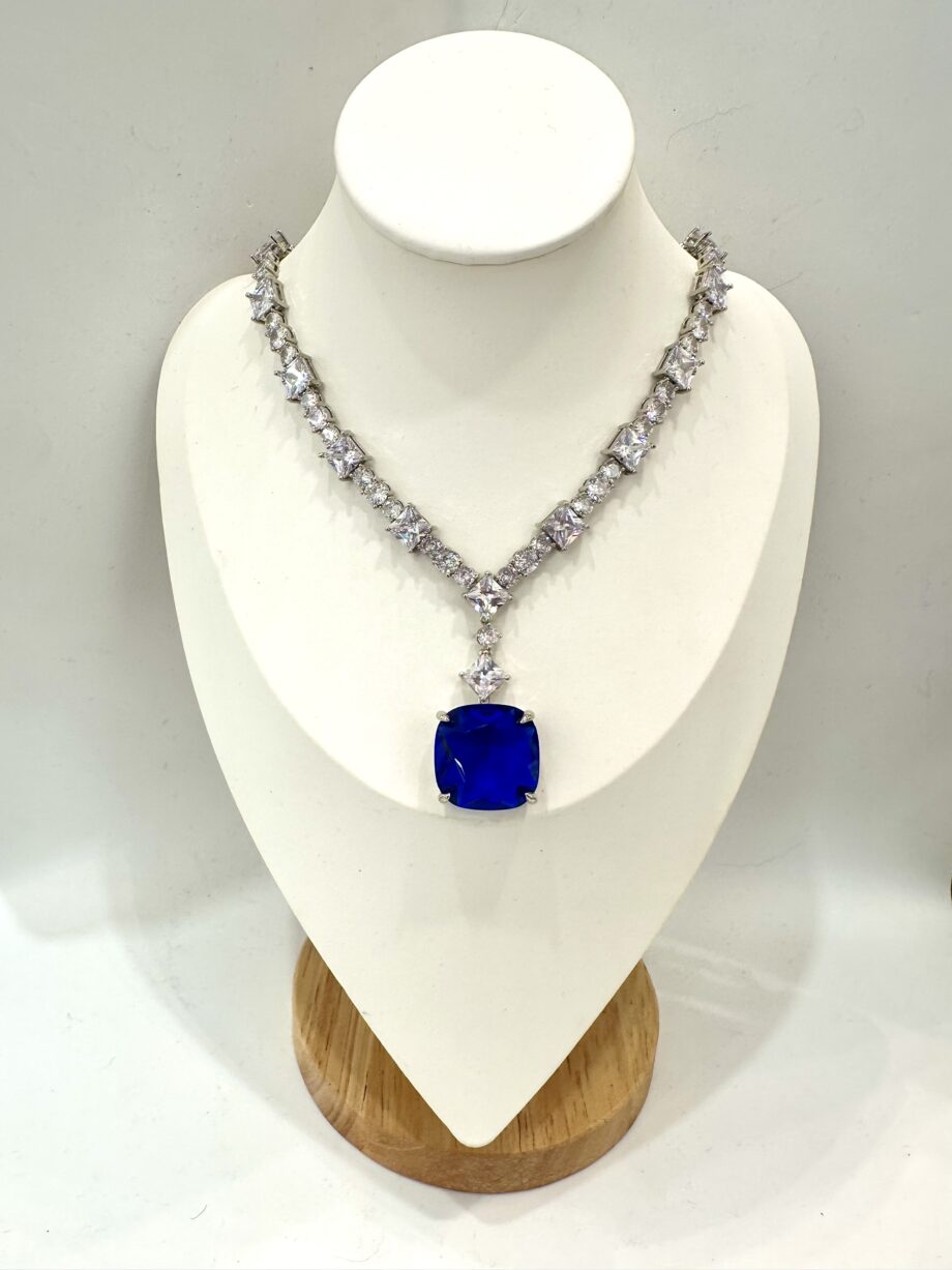 Collana con zirconi bianchi e pendente blu in ottone placcato argento